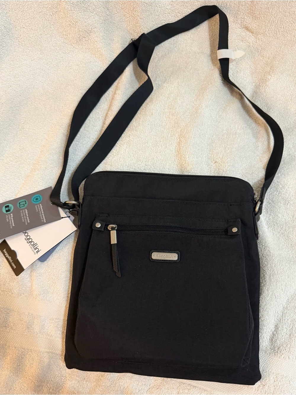 Baggallini Black Lightweight Messenger Crossbody